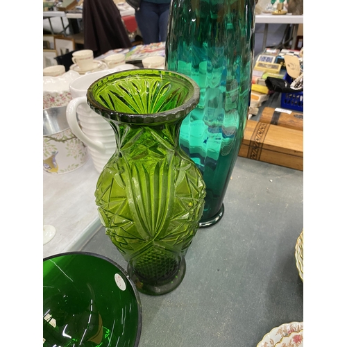 282 - A QUANTITY OF VINTAGE GREEN GLASSWARE TO INCLUDE VASES, BOWLS, ETC