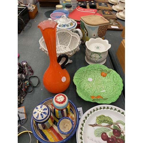 297 - A LARGE MIXED LOT TO INCLUDE GLASS DESSERT BOWLS, PLATES, A TEAPOT, PLANTER, SMALL CERAMIC BASKETS, ... 