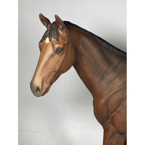 85 - A BESWICK MATT CERAMIC MODEL OF DERBY WINNING RACEHORSE TROY ON WOODEN PLINTH BASE