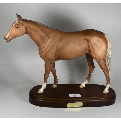 86 - A ROYAL DOULTON MATT CERAMIC MODEL OF DERBY WINNING RACEHORSE GRUNDY ON WOODEN PLINTH BASE