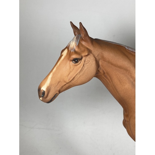 86 - A ROYAL DOULTON MATT CERAMIC MODEL OF DERBY WINNING RACEHORSE GRUNDY ON WOODEN PLINTH BASE