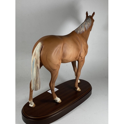 86 - A ROYAL DOULTON MATT CERAMIC MODEL OF DERBY WINNING RACEHORSE GRUNDY ON WOODEN PLINTH BASE