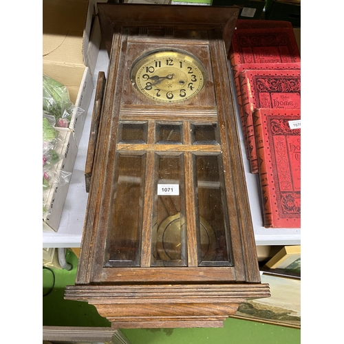 1071 - A VINTAGE MAHOGANY CASED WALL CLOCK WITH BEVELLED GLASS TO THE FRONT, COMPLETE WITH PENDULUM AND KEY... 