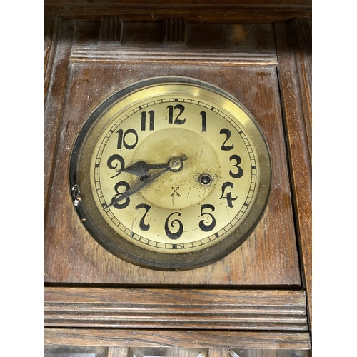 1071 - A VINTAGE MAHOGANY CASED WALL CLOCK WITH BEVELLED GLASS TO THE FRONT, COMPLETE WITH PENDULUM AND KEY... 