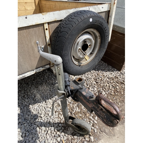 1981 - A WOODEN AND METAL CAR TRAILER WITH TWO SPARE TYRES