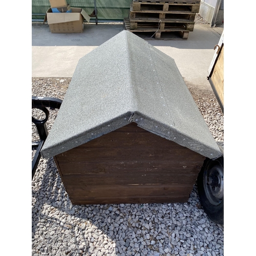 1982 - A WOODEN AND FELT ROOF DOG HOUSE