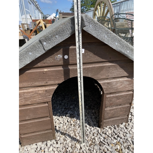 1982 - A WOODEN AND FELT ROOF DOG HOUSE