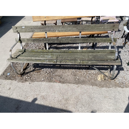 1985 - A WOODEN SLATTED GARDEN BENCH WITH METAL ENDS