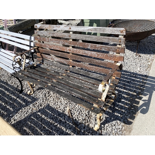 1989 - A WOODEN SLATTED GARDEN BENCH WITH METAL ENDS