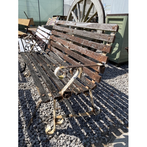 1989 - A WOODEN SLATTED GARDEN BENCH WITH METAL ENDS