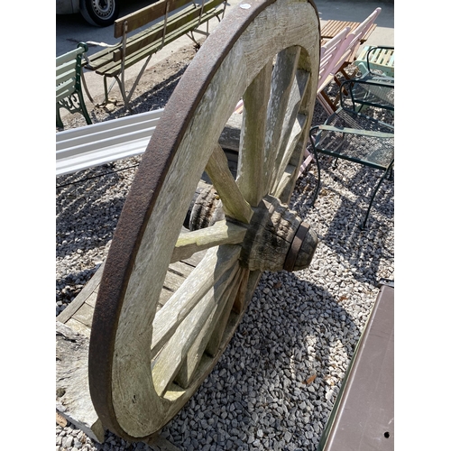 1990 - A DECORATIVE WOODEN GARDEN BENCH WITH CART WHEEL BACK