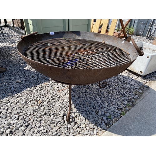 1991 - A DECORATIVE METAL TWIN HANDLE FIRE PIT WITH STAND