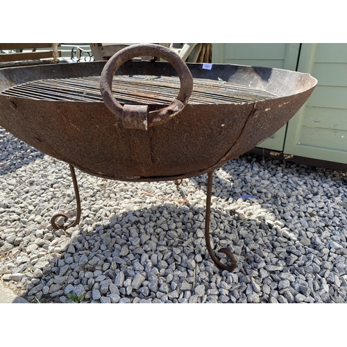 1991 - A DECORATIVE METAL TWIN HANDLE FIRE PIT WITH STAND