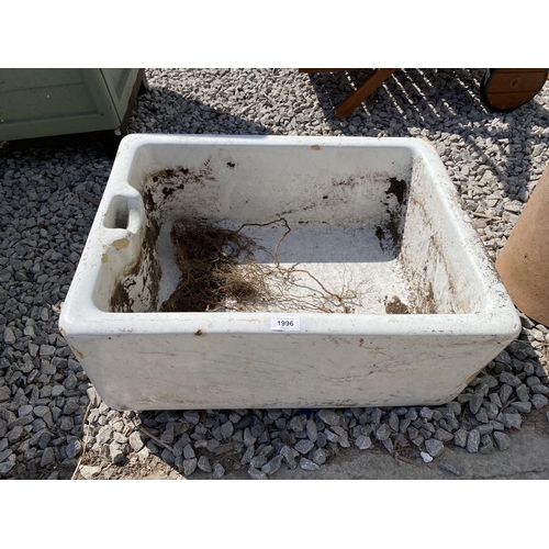 1996 - A WHITE RECTANGULAR BELFAST SINK