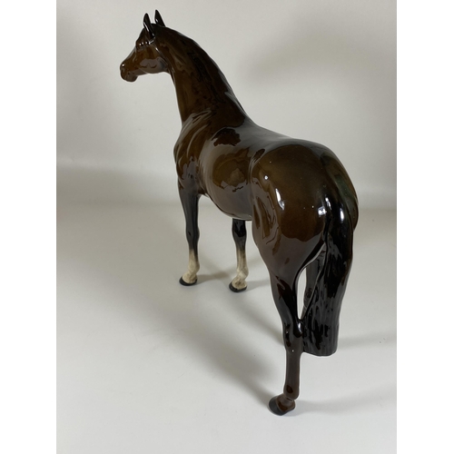 702 - A LARGE BESWICK HUNTER RACEHORSE '1564' BROWN GLOSS HORSE FIGURE, HEIGHT 29CM