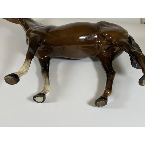 702 - A LARGE BESWICK HUNTER RACEHORSE '1564' BROWN GLOSS HORSE FIGURE, HEIGHT 29CM