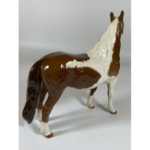 703 - A BESWICK PINTO SKEWBALD 1373 GLOSS HORSE FIGURE, HEIGHT 16CM