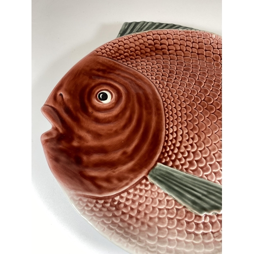 712 - A PORTUGUESE BELO FAIANCAS POTTERY FISH DESIGN SERVING PLATTER, LENGTH 40CM