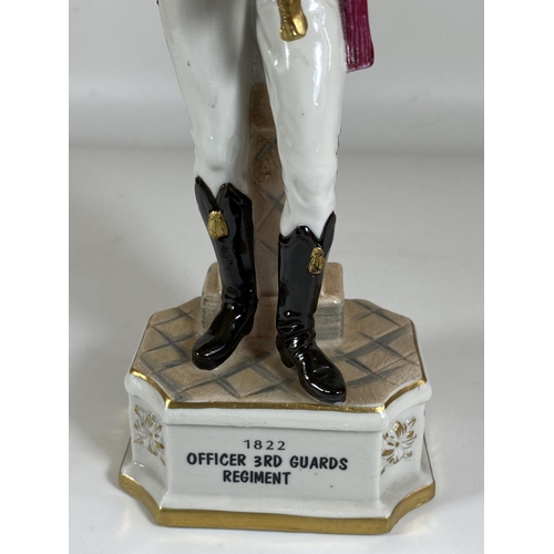 716 - AN OFFICERS 3RD GUARD REGIMENT POTTERY SOLDIER FIGURE, HEIGHT 30CM