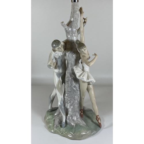 717 - A LARGE LLADRO HARLEQUIN & BALLERINA TREE TABLE LAMP, HEIGHT INCLUDING FITTING 44CM