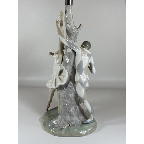 717 - A LARGE LLADRO HARLEQUIN & BALLERINA TREE TABLE LAMP, HEIGHT INCLUDING FITTING 44CM