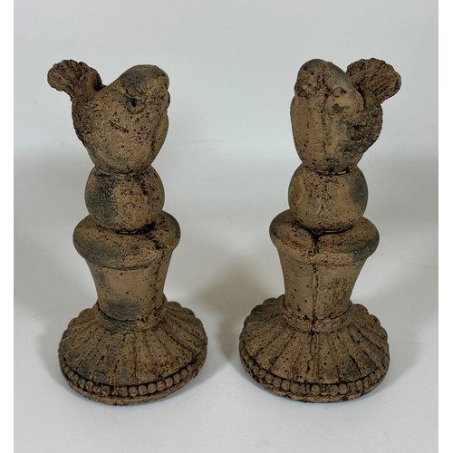 103 - A PAIR OF DECORATIVE STONE BIRD FIGURES ON BASES, HEIGHT 16.5CM