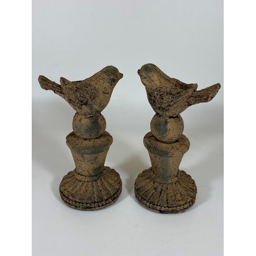 103 - A PAIR OF DECORATIVE STONE BIRD FIGURES ON BASES, HEIGHT 16.5CM