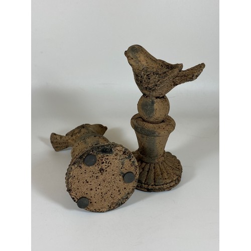 103 - A PAIR OF DECORATIVE STONE BIRD FIGURES ON BASES, HEIGHT 16.5CM