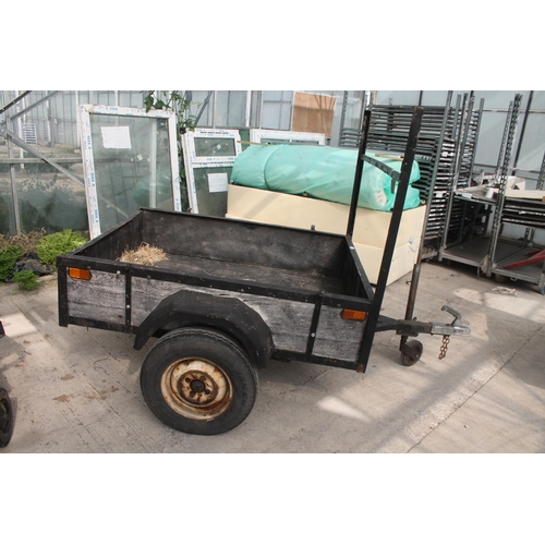 102 - A SINGLE AXLE METAL AND WOODEN SIDED CAR TRAILER WITH FRONT THRIPPER (149CM x 122CM) NO VAT