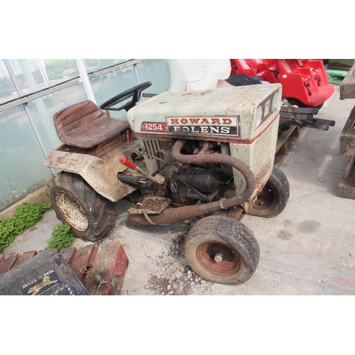 120 - A VINTAGE HUSKY HOWARD BOLENS 1254 COMPACT TRACTOR COMPLETE WITH KEY NO VAT