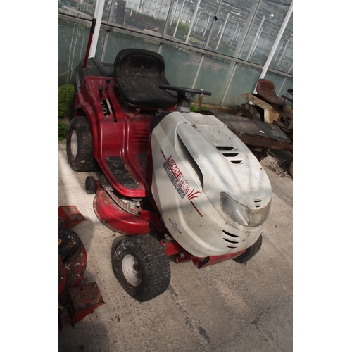 122 - A LAWNFLITE RIDE ON LAWNMOWER COMPLETE WITH KEY AND GRASS BOX NO VAT