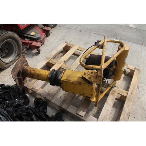 124 - A ROBIN EC10 TRENCH WACKER PLATE NO VAT