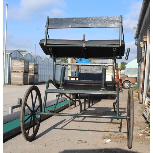 240 - A SINGLE AXLE VINTAGE HORSE TRAP NO VAT