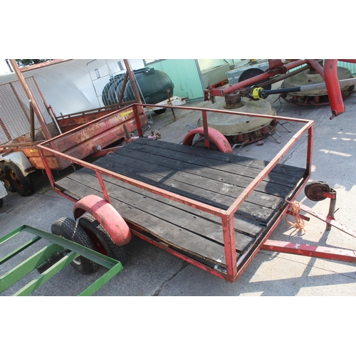 258 - A SINGLE AXLE CAR TRAILER WITH METAL FRAME AND WOODEN FLOOR 6'6