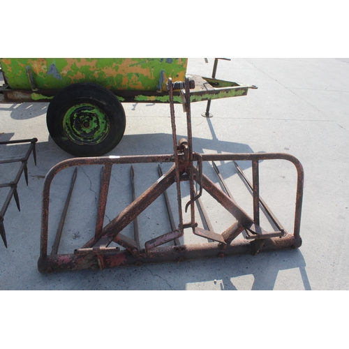 264 - A MANUAL PUSH OFF THREE POINT LINKAGE BUCKRAKE PLUS VAT