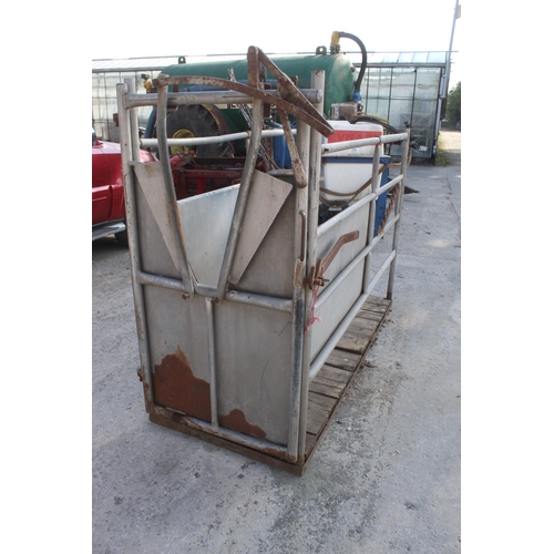 290 - CATTLE CRUSH CENTRE CLAMP + VAT