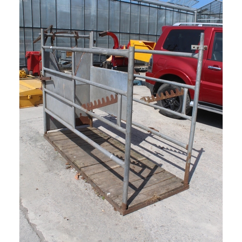 290 - CATTLE CRUSH CENTRE CLAMP + VAT