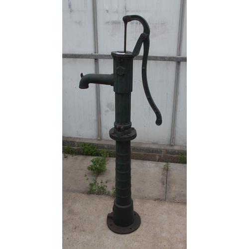 33 - A VINTAGE HEAVY CAST IRON WELL WATER PUMP (H:133CM) NO VAT