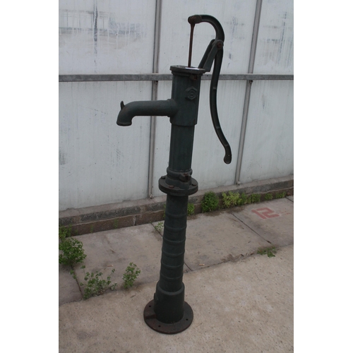 33 - A VINTAGE HEAVY CAST IRON WELL WATER PUMP (H:133CM) NO VAT