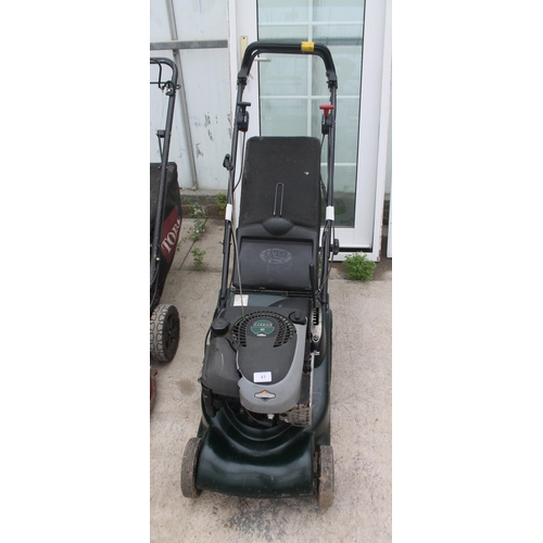 41 - A HAYTER HARRIER 41 LAWNMOWER WITH GRASS COLLECTION BOX AND BRIGGS AND STRATTON PETROL ENGINE NO VAT