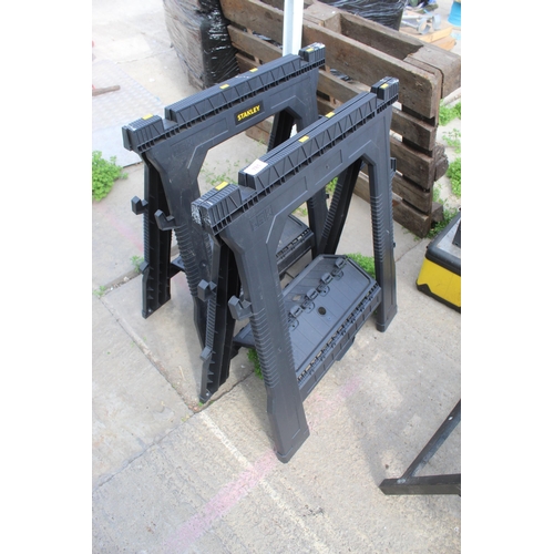 781 - 2 TRESTLES  NO VAT