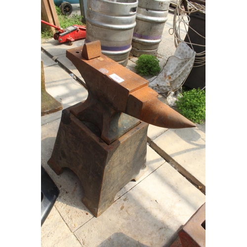 161 - A SMALL VINTAGE CAST IRON BLACKSMITHS ANVIL WITH CAST IRON STAND (ANVIL H:23CM L:50CM STAND H:35CM) ... 