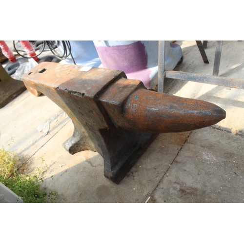 163 - A VINTAGE CAST IRON BLACKSMITHS ANVIL (H:30CM L:75CM) NO VAT