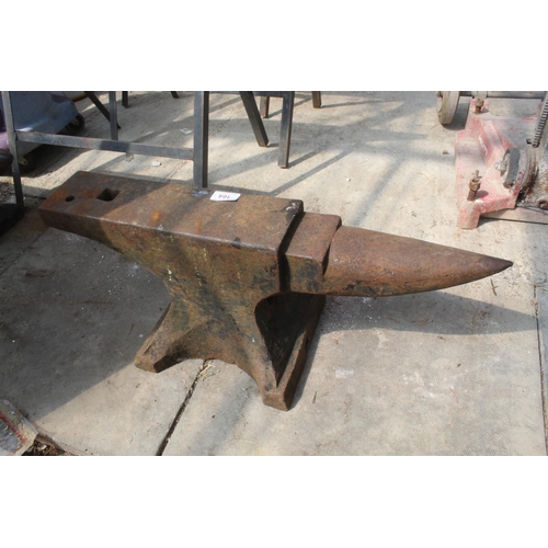 164 - A VINTAGE CAST IRON BLACKSMITHS ANVIL NO VAT