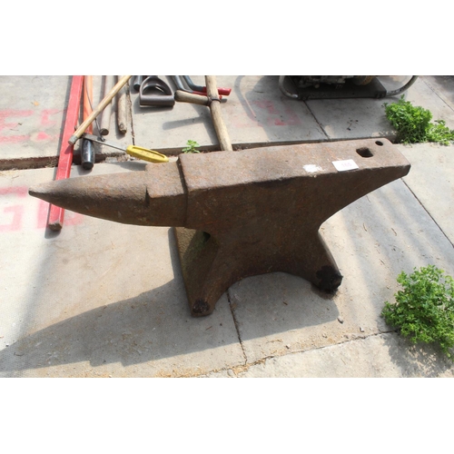 165 - A VINTAGE CAST IRON BLACKSMITHS ANVIL (H:26CM L:68CM) NO VAT