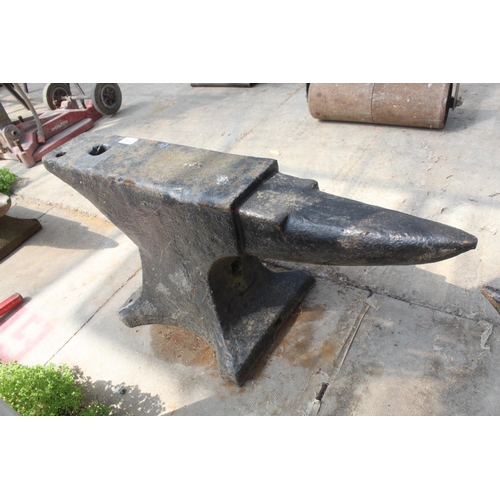 166 - A LARGE VINTAGE CAST IRON BLACKSMITHS ANVIL (H:37CM L:89CM) NO VAT