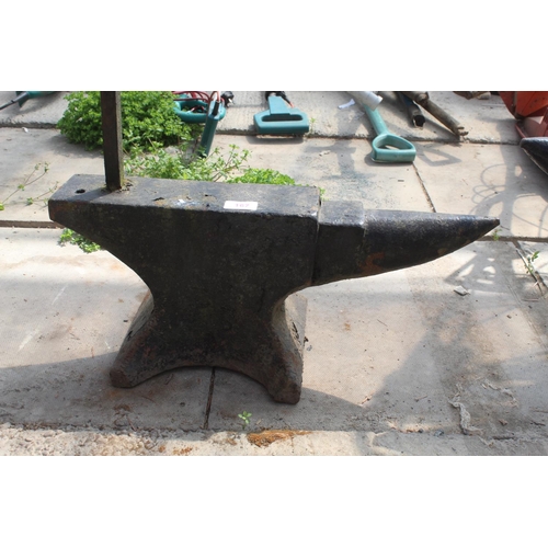 167 - A MEDIUM VINTAGE CAST IRON BLACKSMITHS ANVIL WITH HANGING SIGN FRAME (H:26CM L:63CM) NO VAT