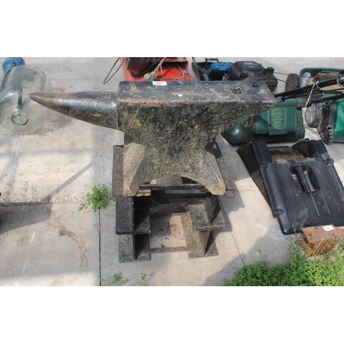 168 - A LARGE VINTAGE CAST IRON BLACKSMITHS ANVIL WITH CAST IRON STAND (ANVIL H:30CM L:77CM STAND H:40CM) ... 