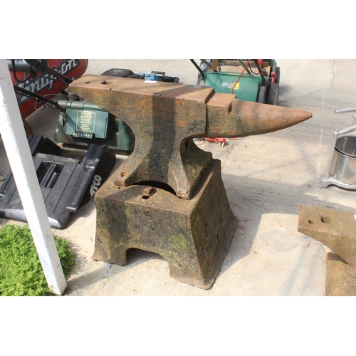 170 - A LARGE VINTAGE CAST IRON BLACKSMITHS ANVIL WITH CAST IRON STAND (ANVIL H:36CM L:89CM STAND H:36CM) ... 