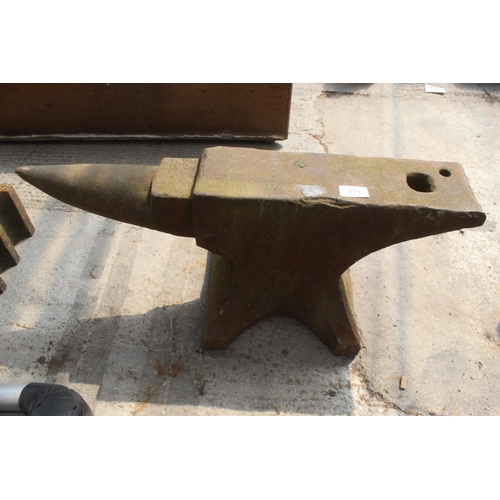 171 - A LARGE VINTAGE CAST IRON BLACKSMITHS ANVIL (H:32CM L:77CM) NO VAT